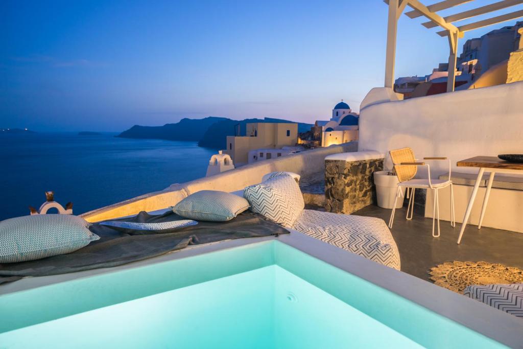 SANTORINI CANVAS SUITES
